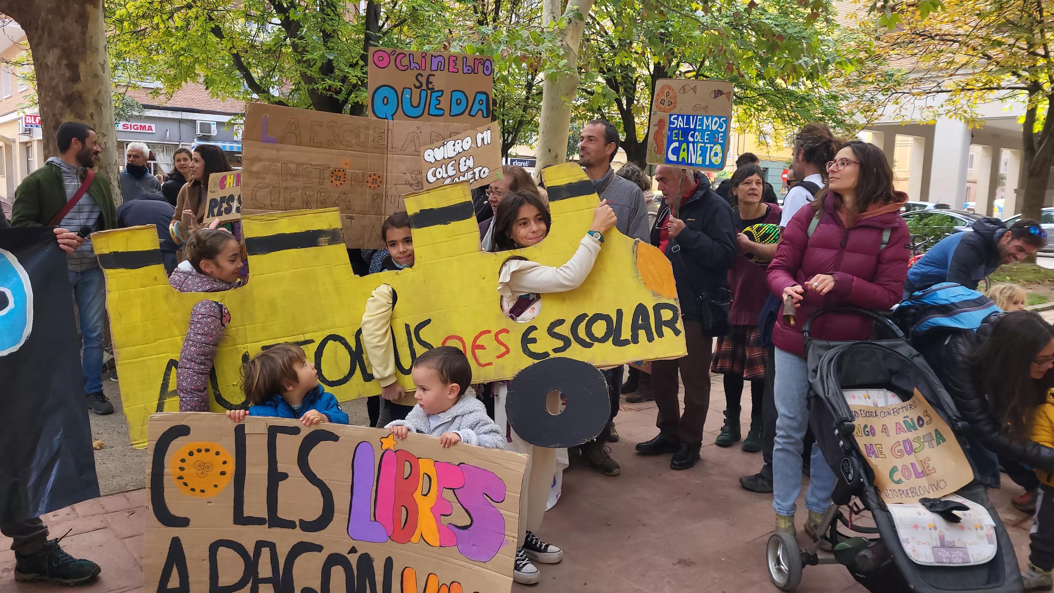 Concentración en Huesca en apoyo a la escuela de Caneto. Foto Mercedes Manterola