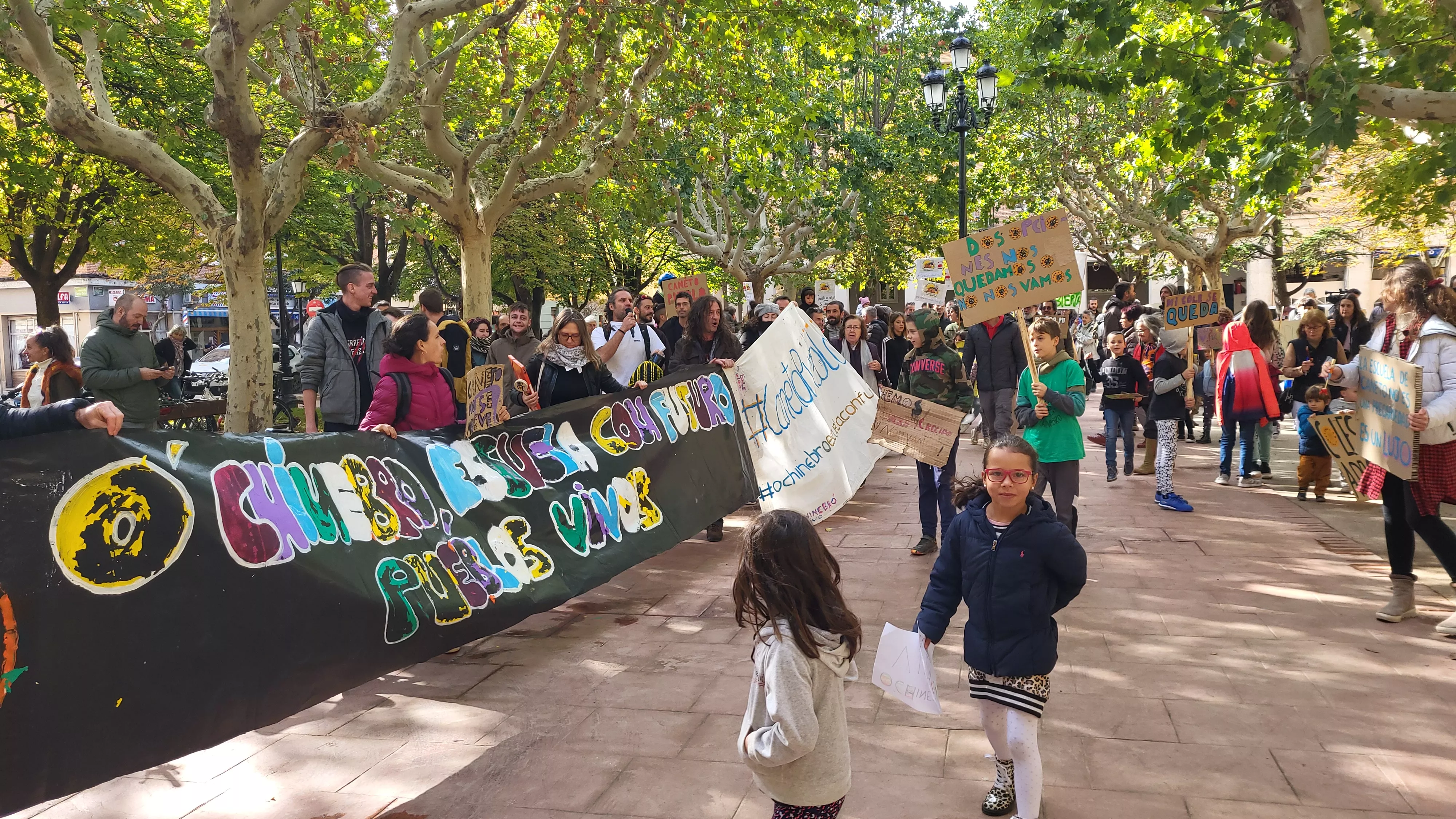 Concentración en Huesca en apoyo a la escuela de Caneto. Foto Mercedes Manterola