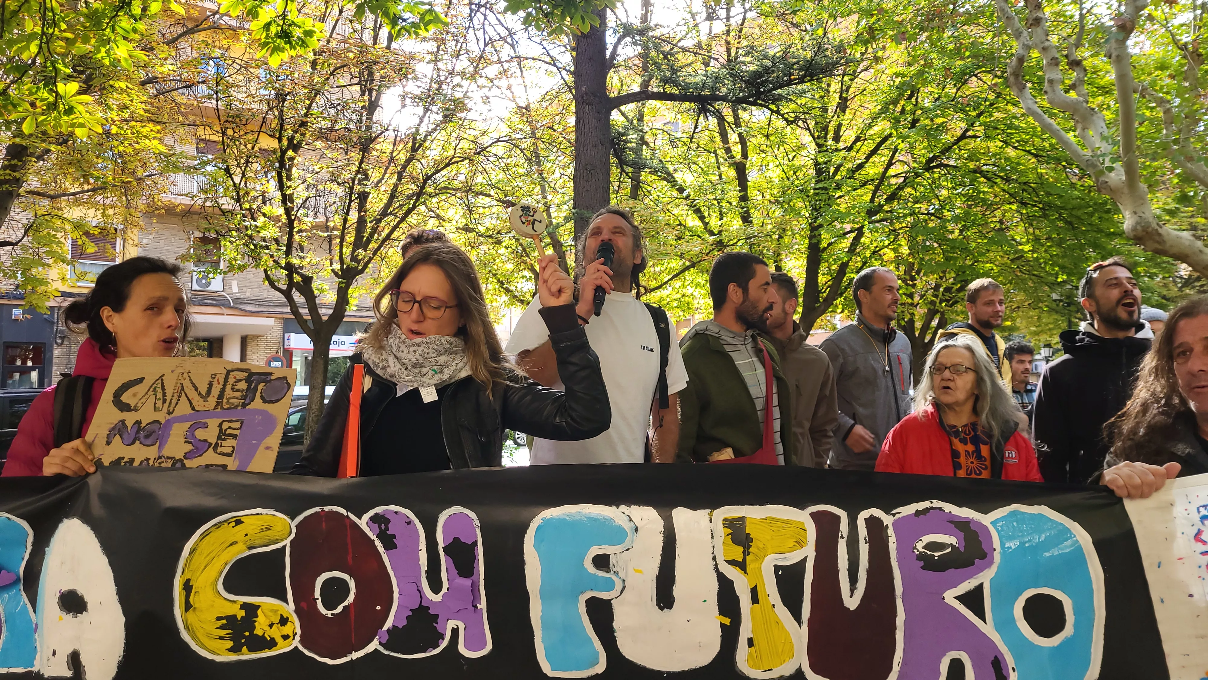 Concentración en Huesca en apoyo a la escuela de Caneto. Foto Mercedes Manterola