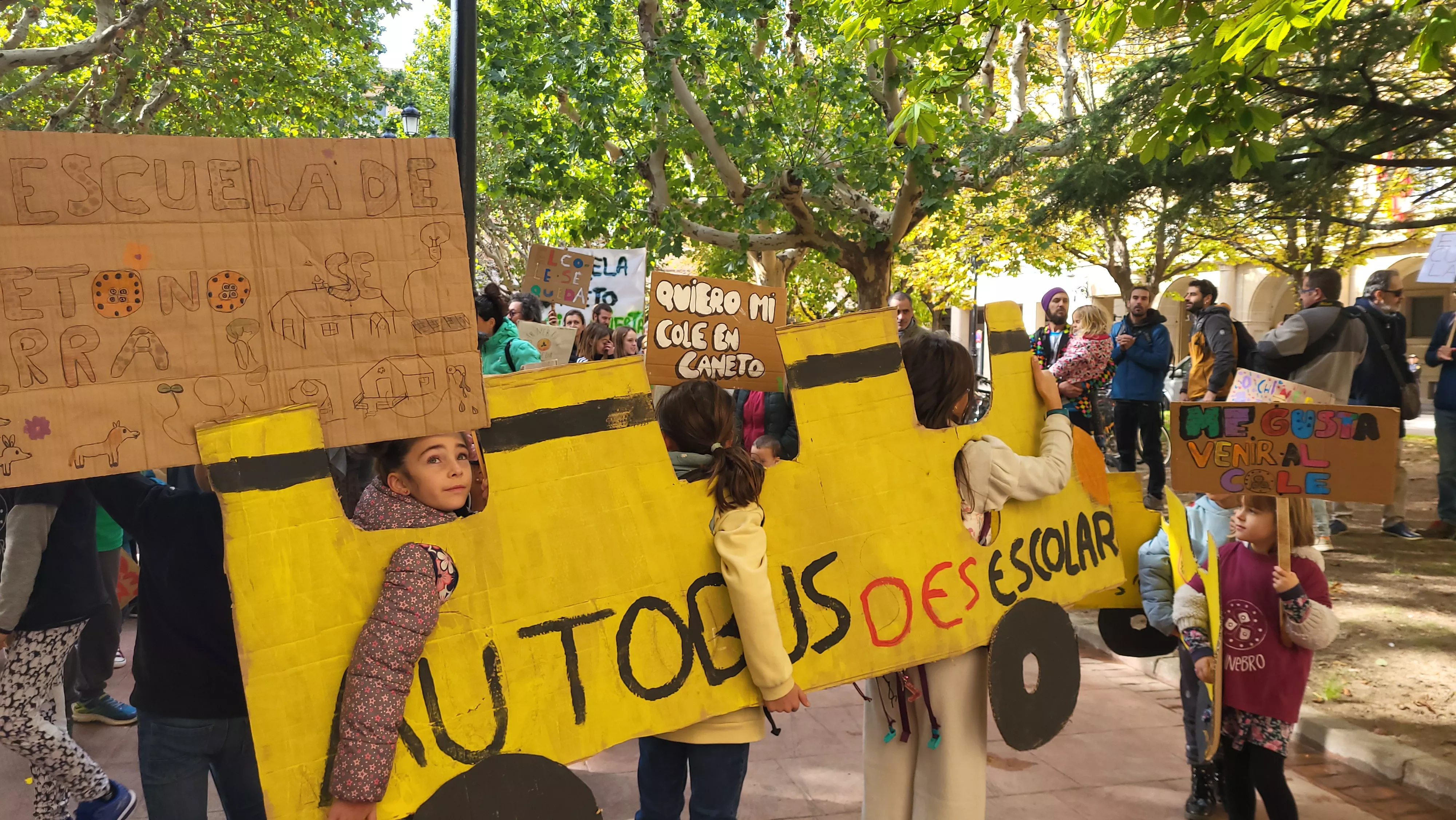 Concentración en Huesca en apoyo a la escuela de Caneto. Foto Mercedes Manterola Concentración en Huesca en apoyo a la escuela de Caneto. Foto Mercedes Manterola