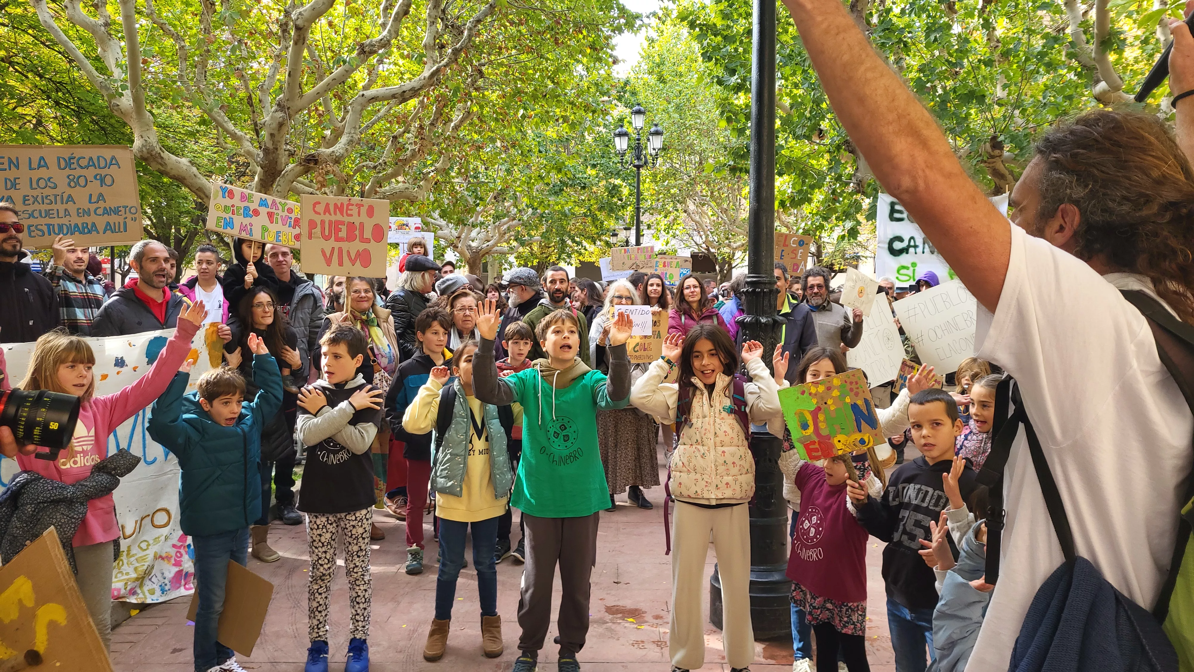 Concentración en Huesca en apoyo a la escuela de Caneto. Foto Mercedes Manterola