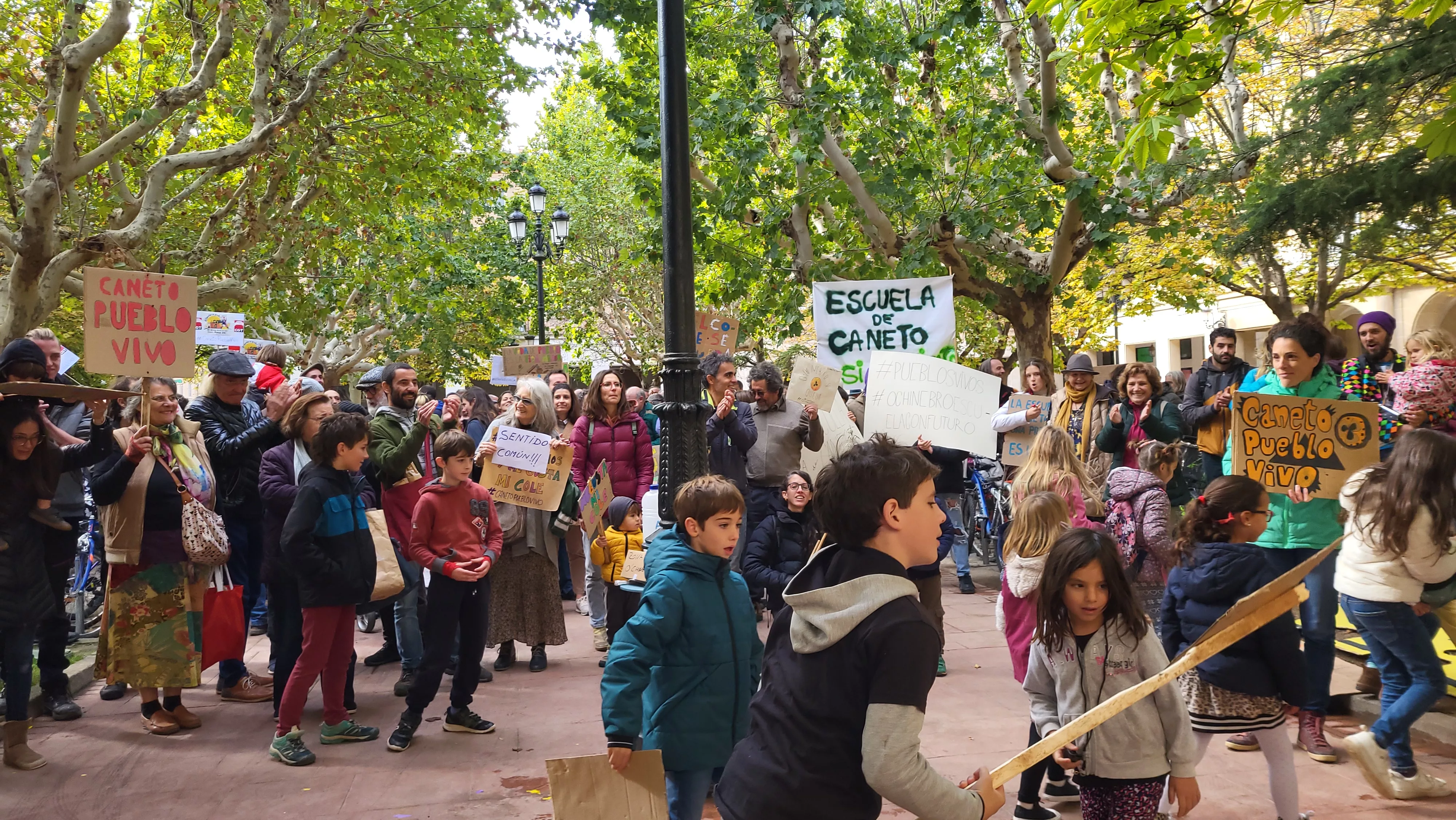 Concentración en Huesca en apoyo a la escuela de Caneto. Foto Mercedes Manterola