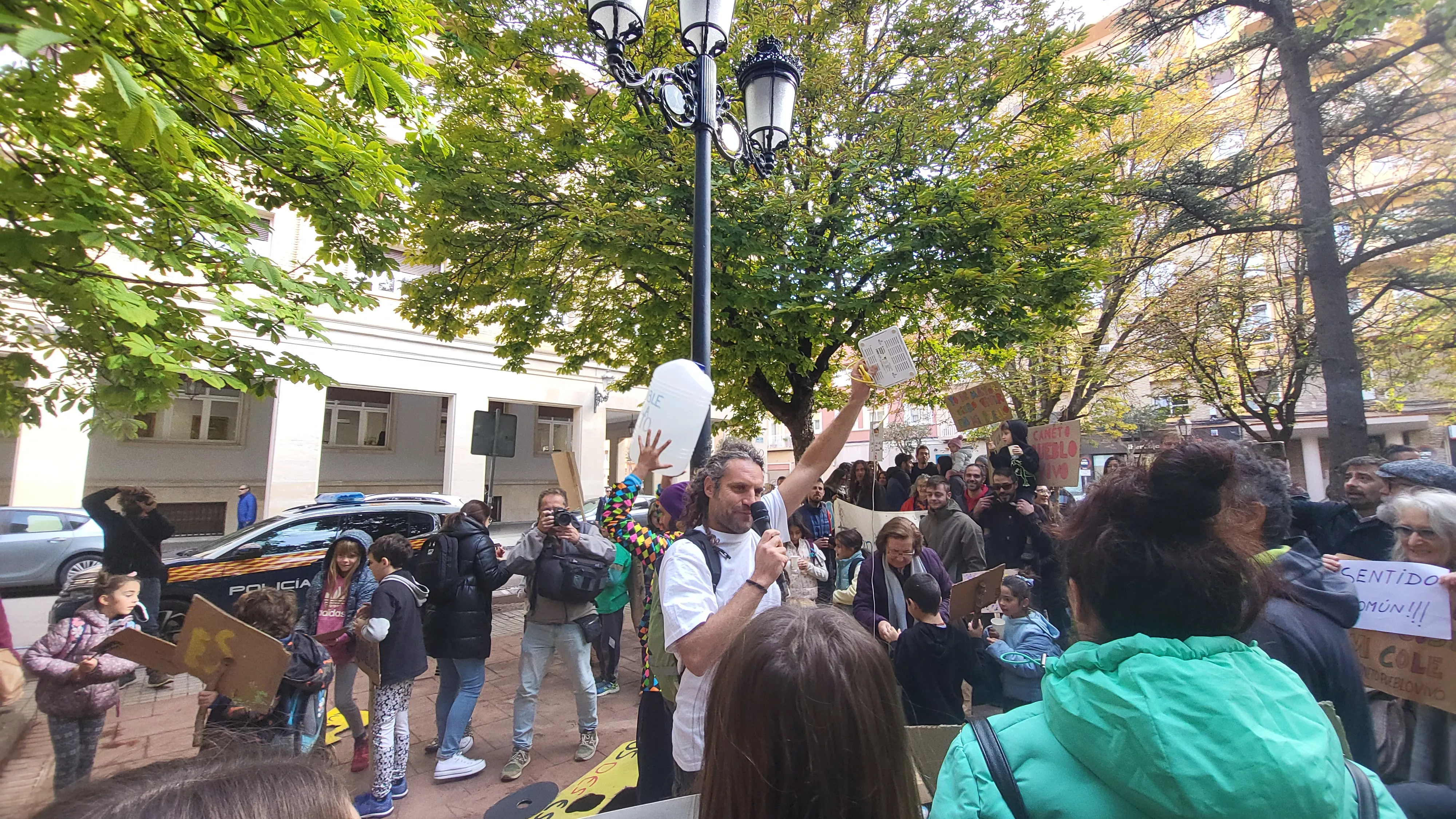 Concentración en Huesca en apoyo a la escuela de Caneto. Foto Mercedes Manterola