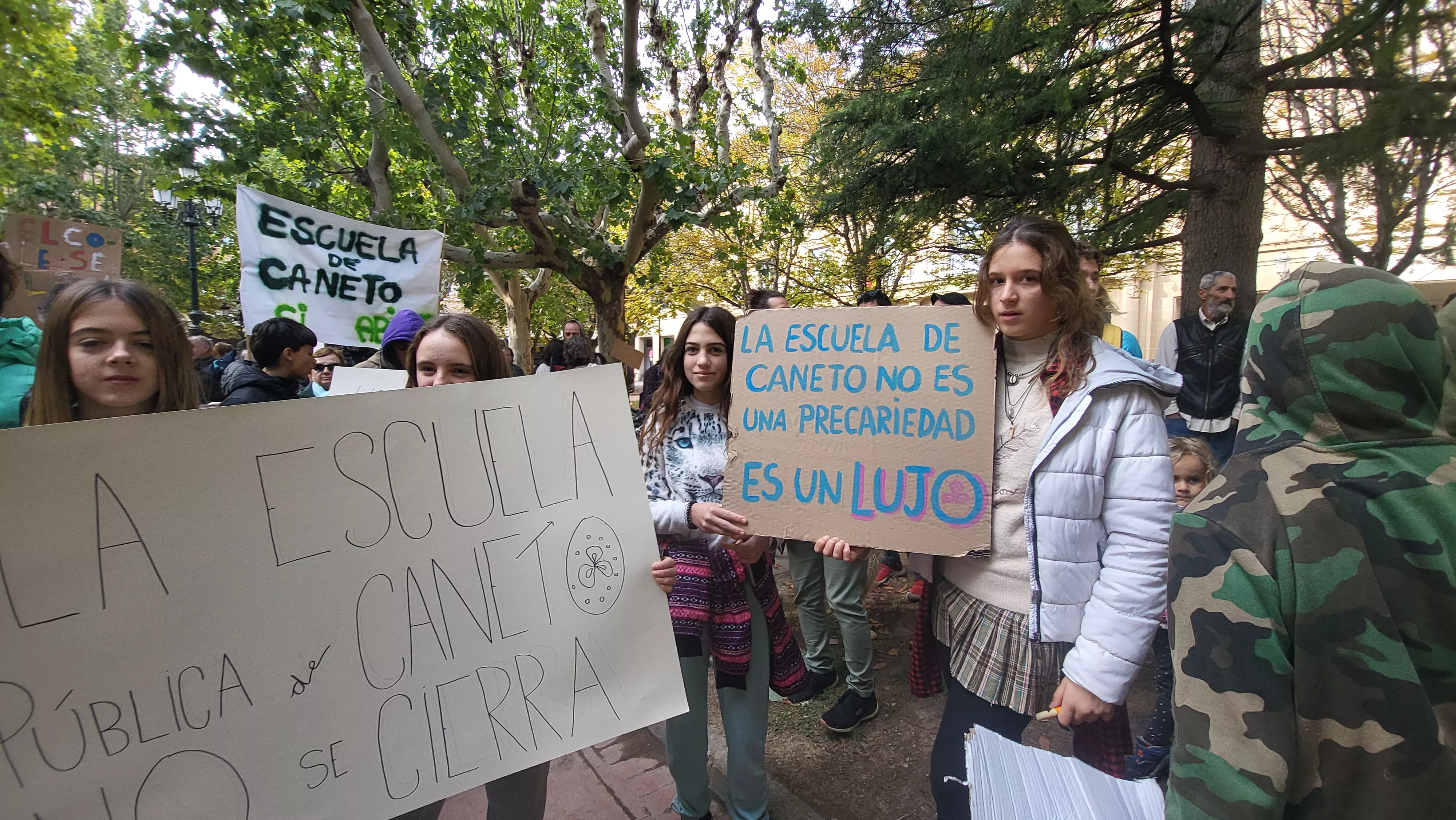 Concentración en Huesca en apoyo a la escuela de Caneto. Foto Mercedes Manterola