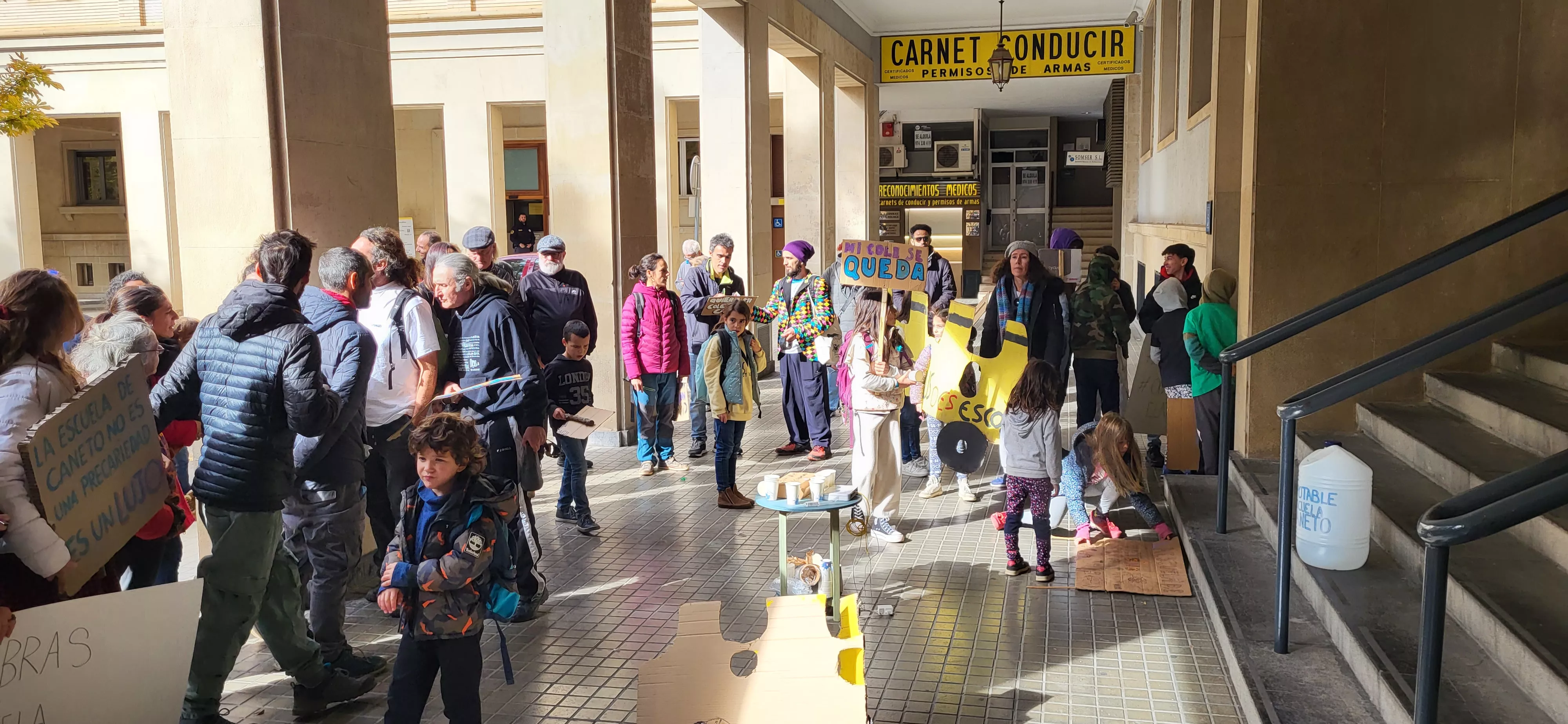 Concentración en Huesca en apoyo a la escuela de Caneto. Foto Mercedes Manterola