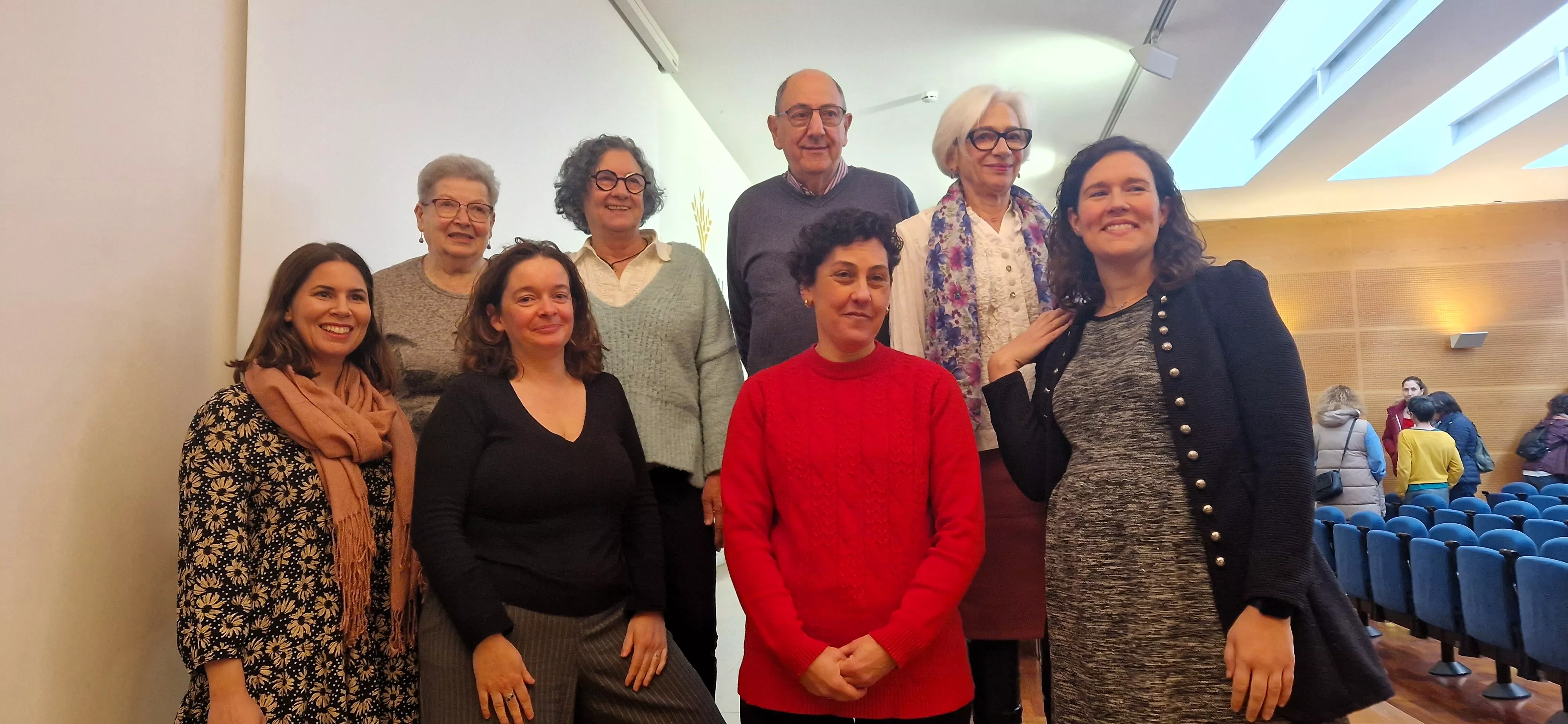 Participantes en las dos mesas redondas sobre los cuidadores familiares. Foto Myriam Martínez