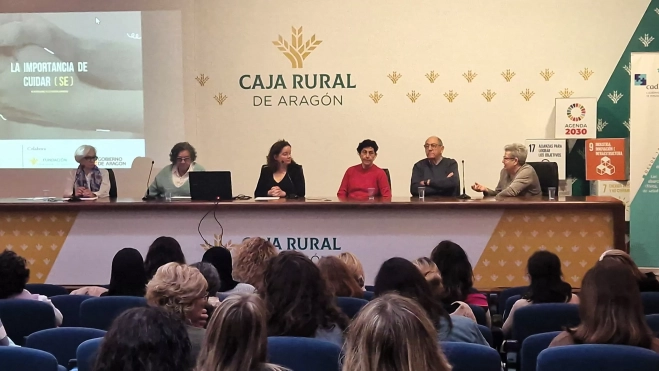 Los asistentes han llenado el salón de actos de Caja Rural. Foto Myriam Martínez
