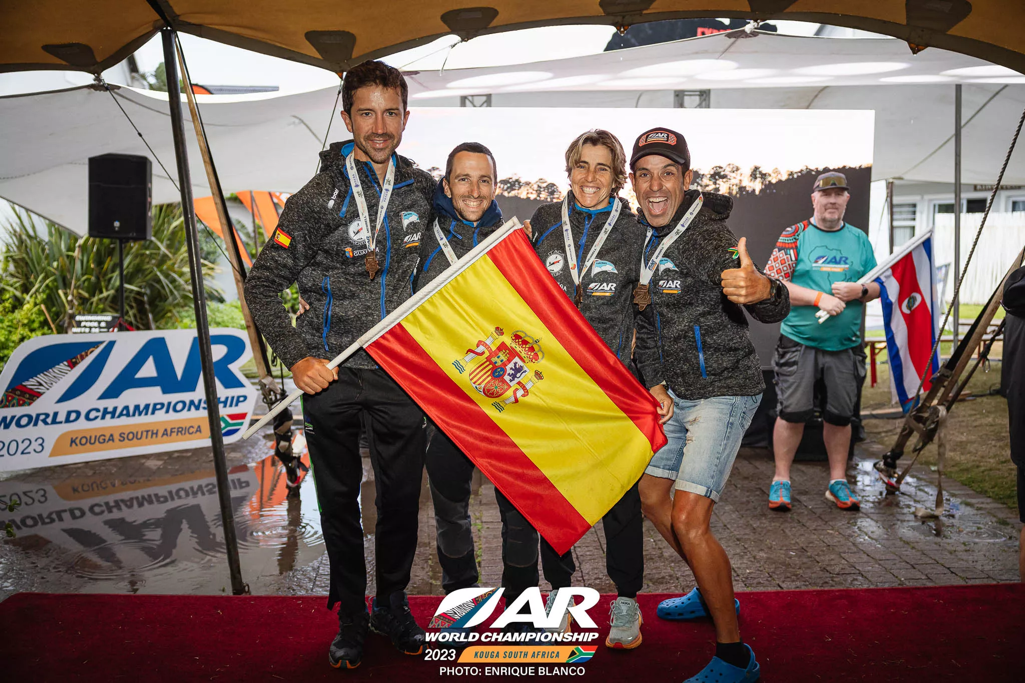 El equipo español, en la entrega de medallas de la ceremonia de clausura con Jorge García.