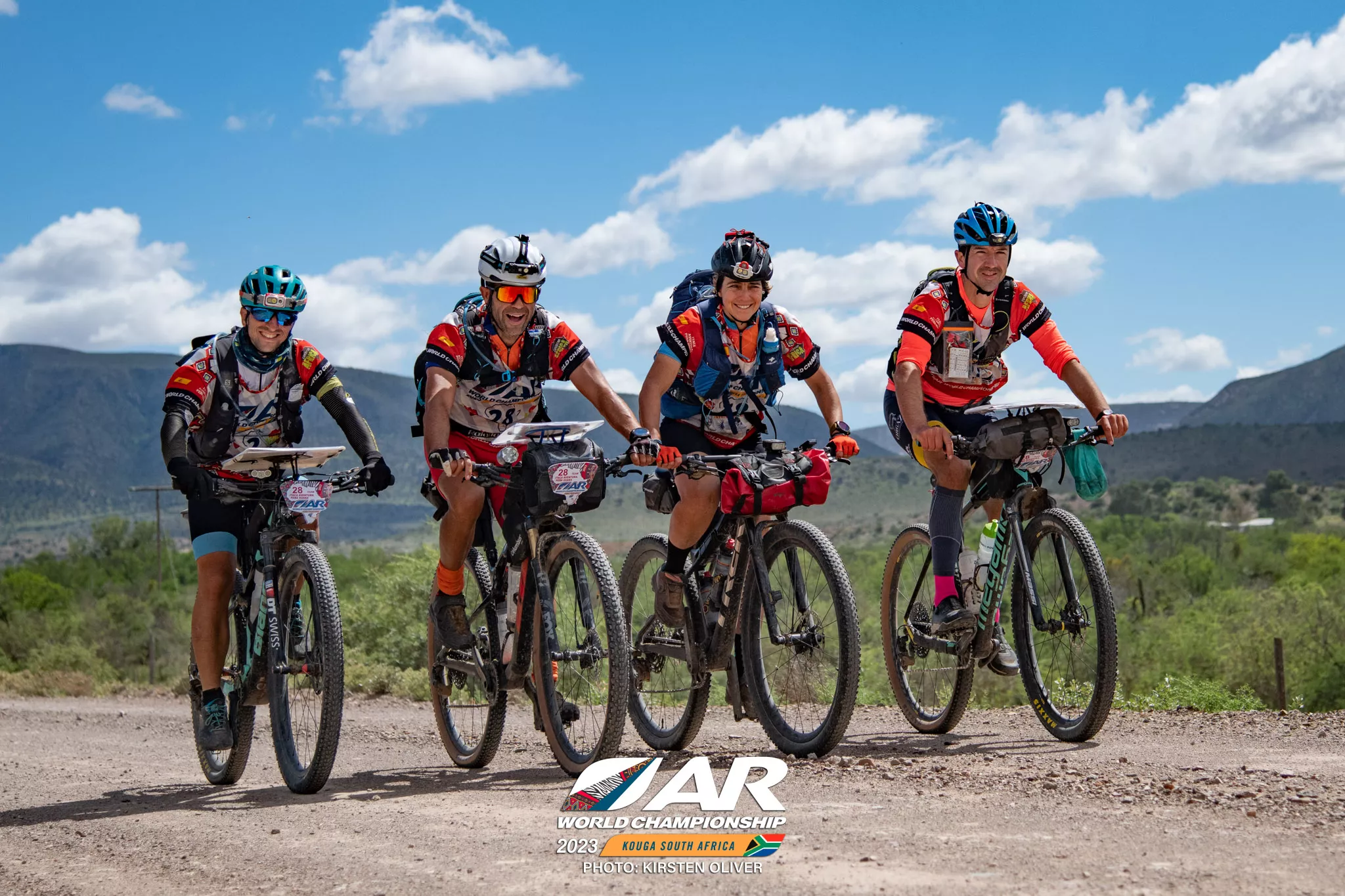 El equipo en una de las largas secciones de BTT de la prueba