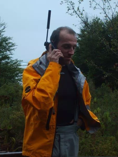 El coronel Ayora, al frente del equipo español, se comunica por Iridium con España