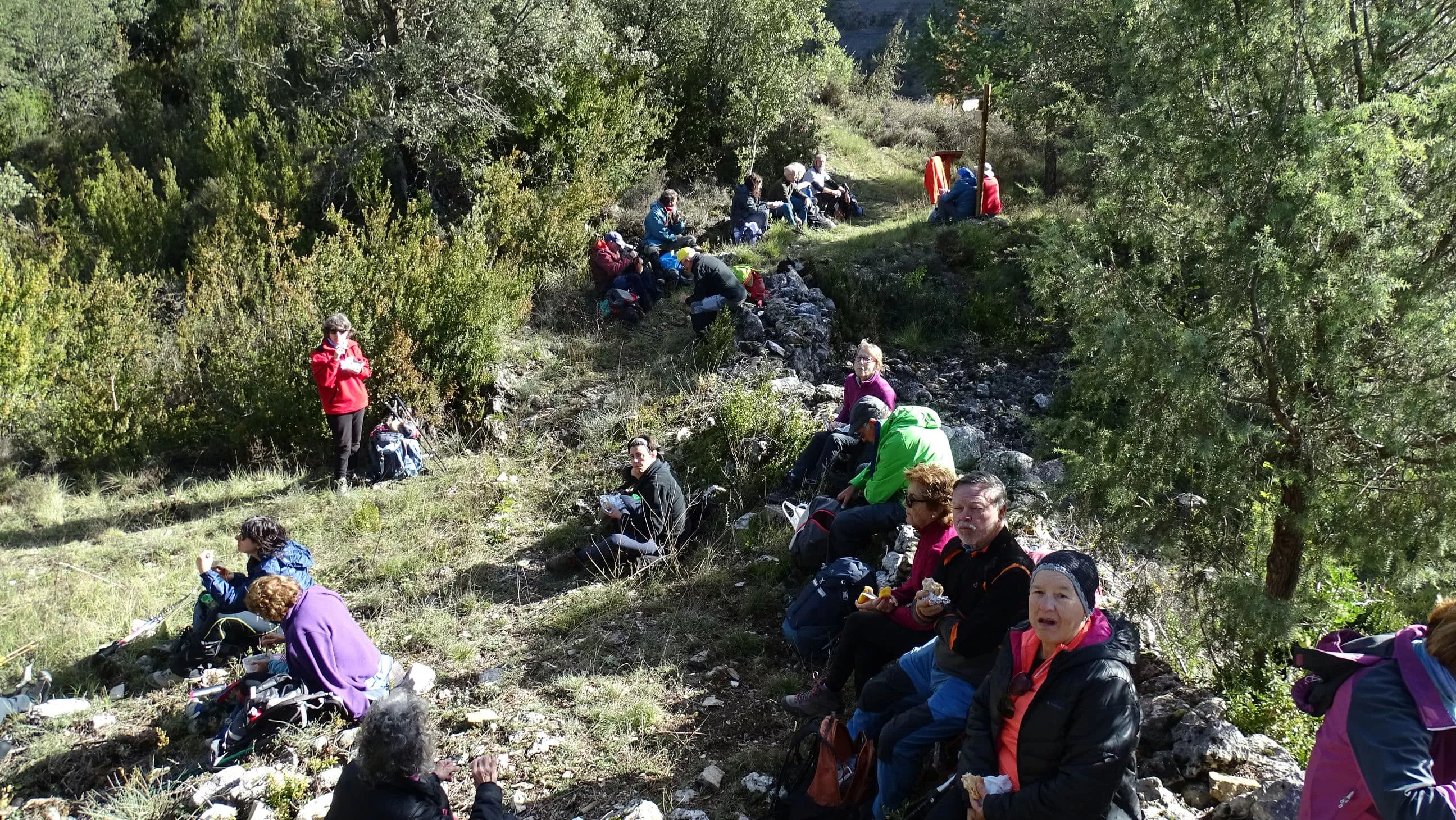 El grupo de Turismo por el Alto Aragón almorzando.