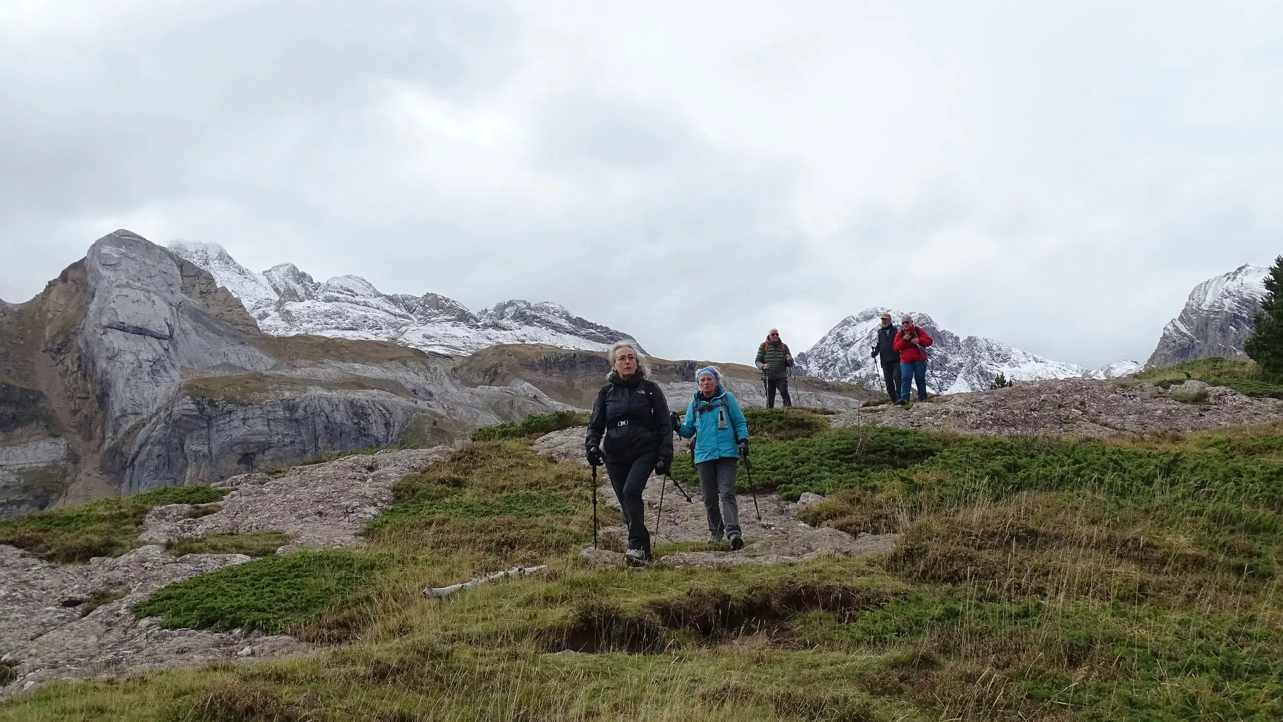 Por la cresta fronteriza.