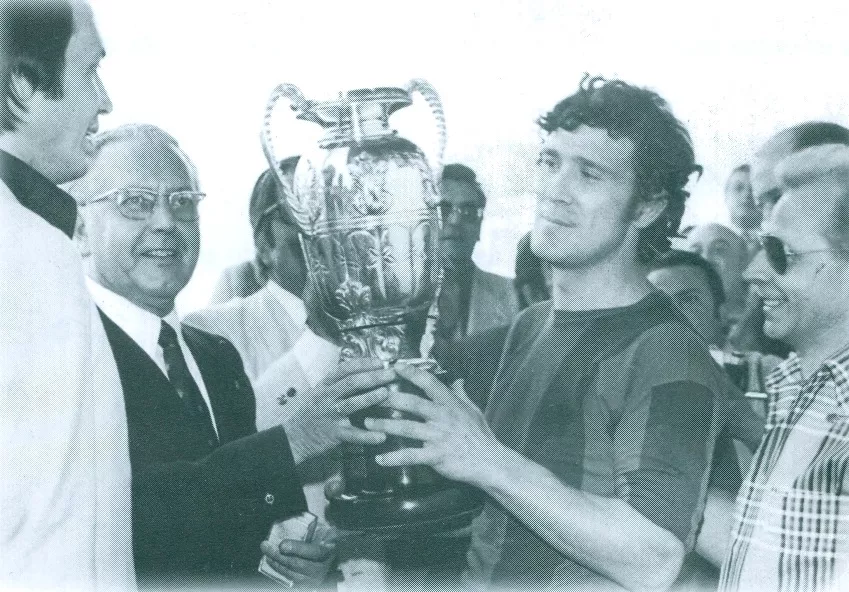 Luis Ausaberri, con la Copa de campeón de España de Aficionados que logró el Huesca en 1974