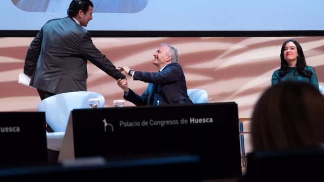 El presidente de Riegos del Alto Aragón saluda a Jorge Azcón, con Lorena Orduna presente. Foto Fabián Simón El presidente de Riegos del Alto Aragón saluda a Jorge Azcón, con Lorena Orduna presente. Foto Fabián Simón
