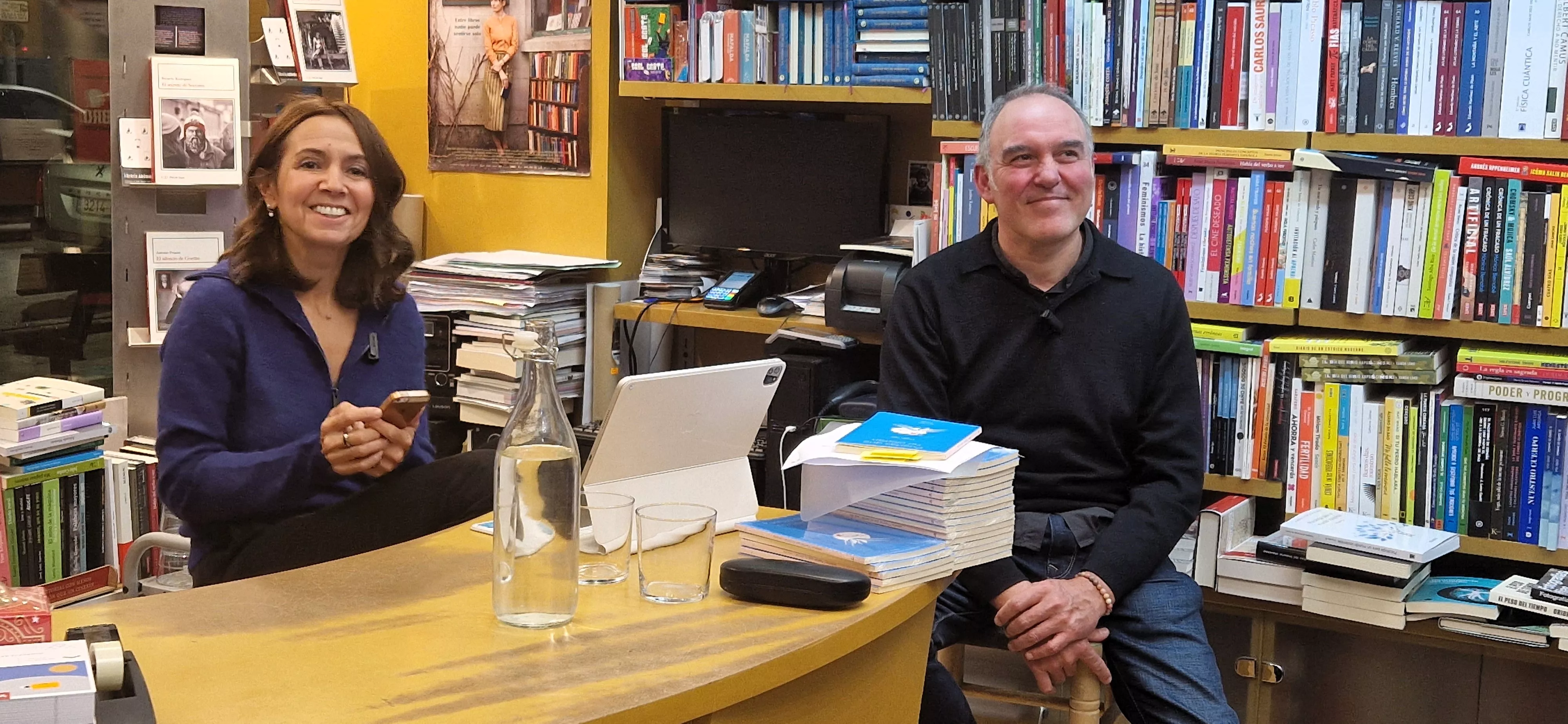 Emilia Blue y Rafael Yuste, en la librería Anónima. Foto Myriam Martínez