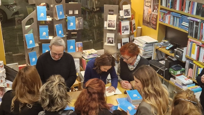 La autora firmó ejemplares al finalizar el acto. Foto Myriam Martínez La autora firmó ejemplares al finalizar el acto. Foto Myriam Martínez