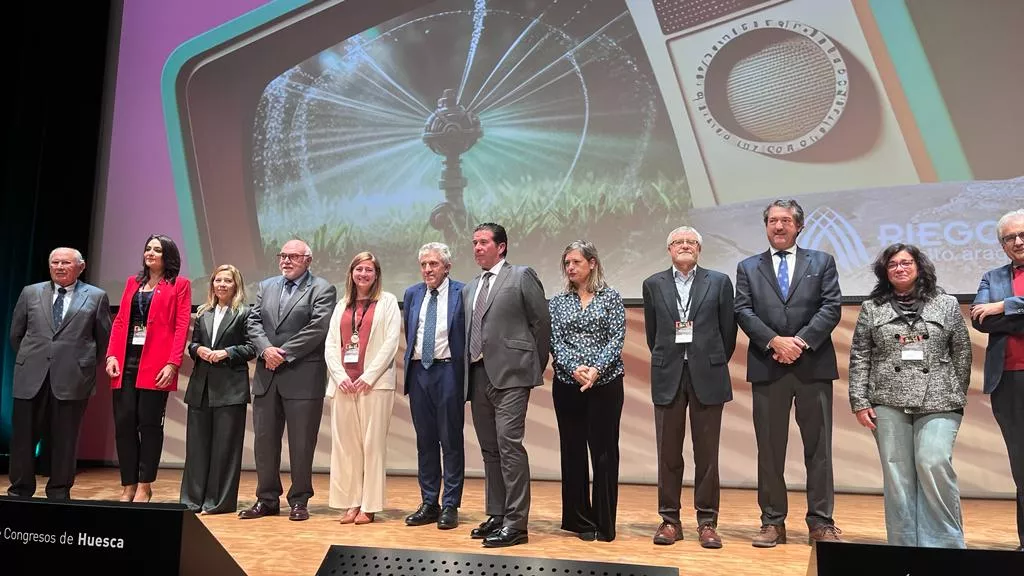 Foto de familia a la clausura de la 25 Jornadas Informativa de Riegos del Alto Aragón, con Ángel Samper en el centro. . 