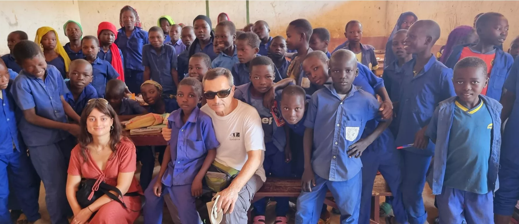 Enrique Ripoll, con niños en el Chad