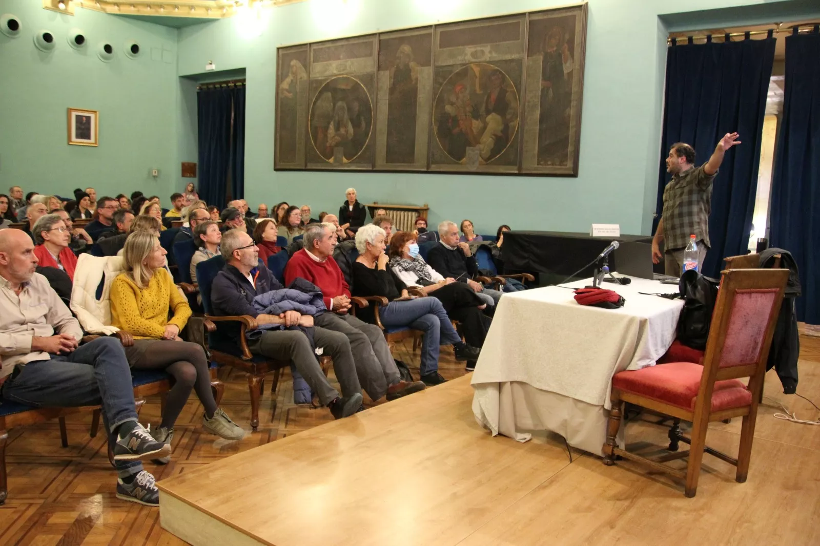 Foto Carlos Neofato, en el salón azul del Casino oscense, hablando de Palestina. Foto Carlos Neofato