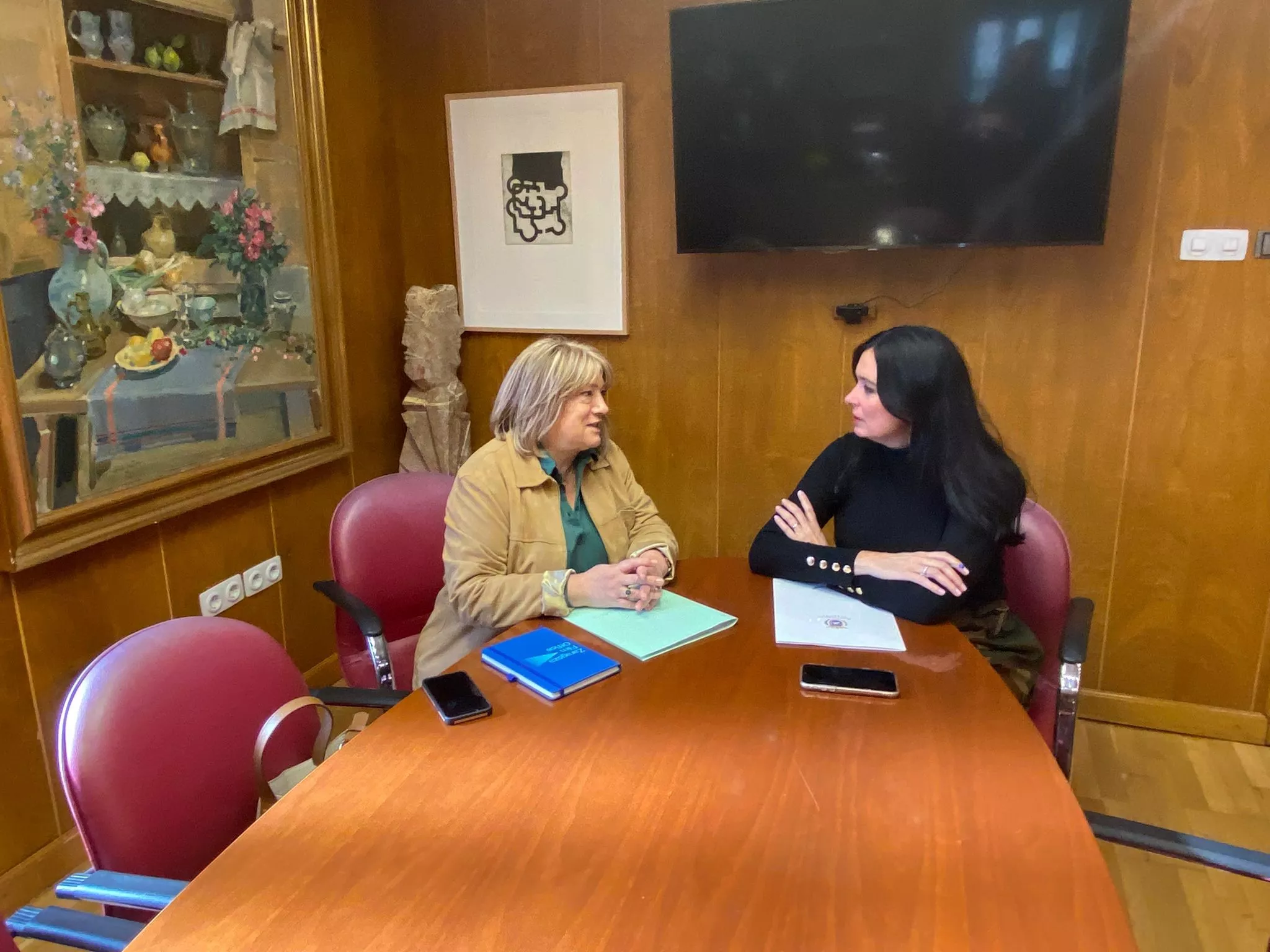 Tomasa Hernández y Lorena Orduna, en el Ayuntamiento