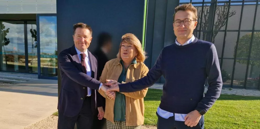 Los hermanos Víctor y Javier Alfaro, con Tomasa Hernández, tras la firma para las Aulas de Tecnificación Deportiva