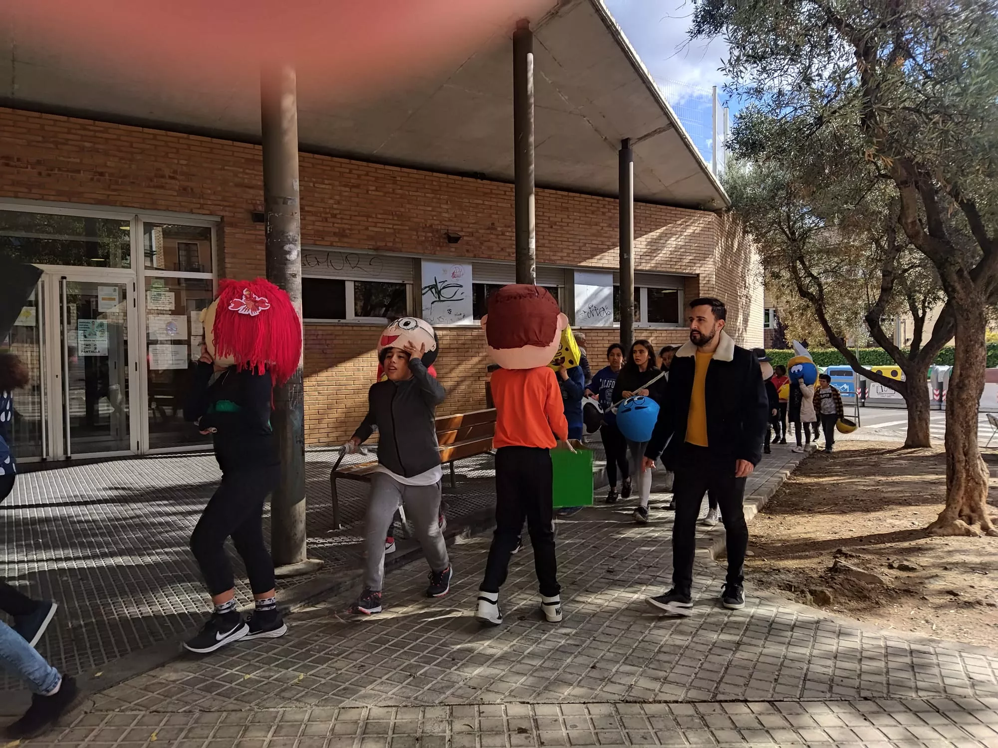 Desfile de los alumnos del Sancho Ramírez con sus propios cabezudos.