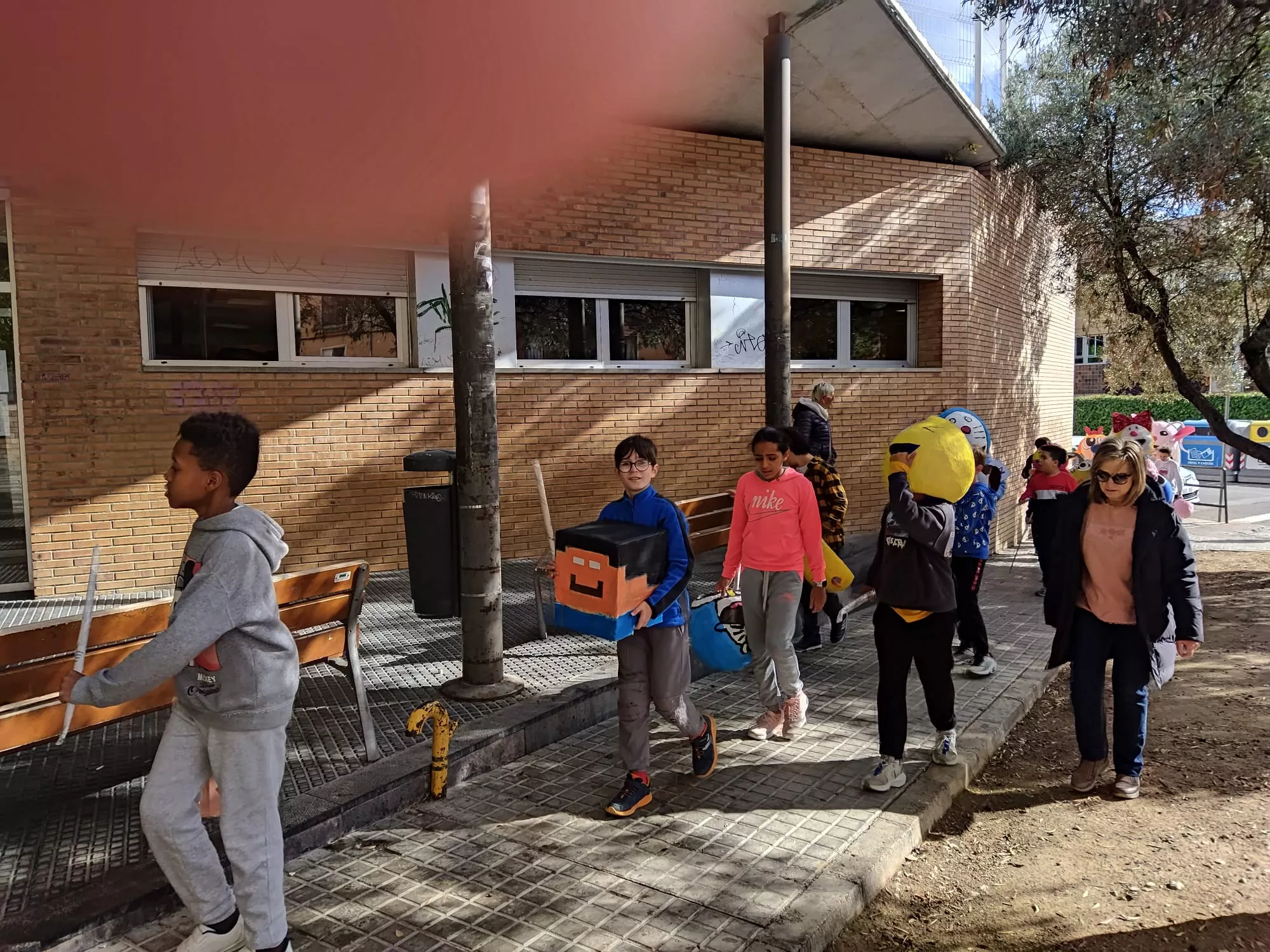 Desfile de los alumnos del Sancho Ramírez con sus propios cabezudos.