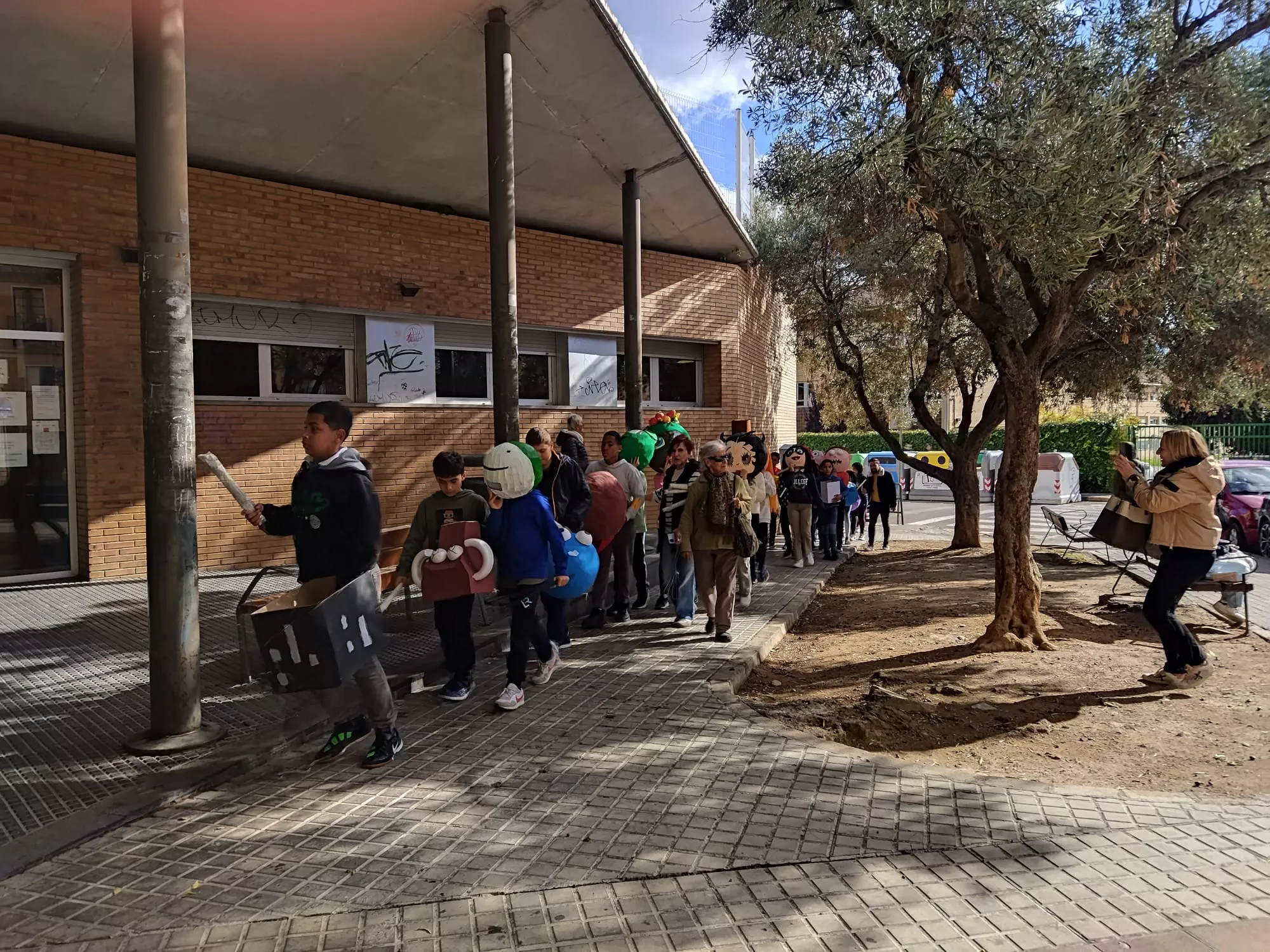Desfile de los alumnos del Sancho Ramírez con sus propios cabezudos.