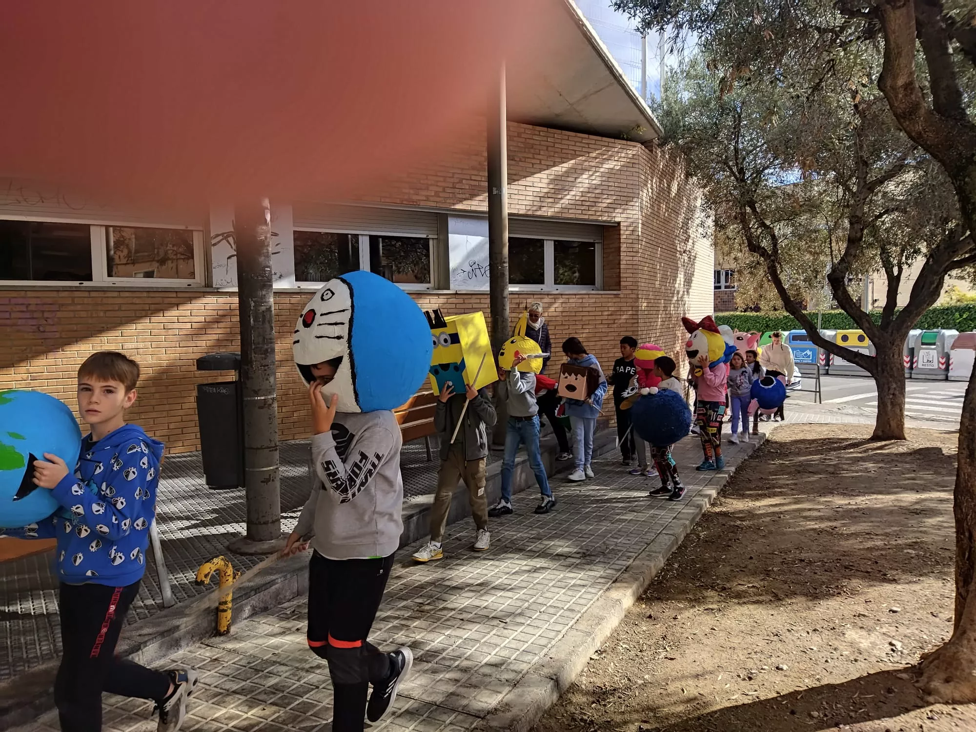 Desfile de los alumnos del Sancho Ramírez con sus propios cabezudos.