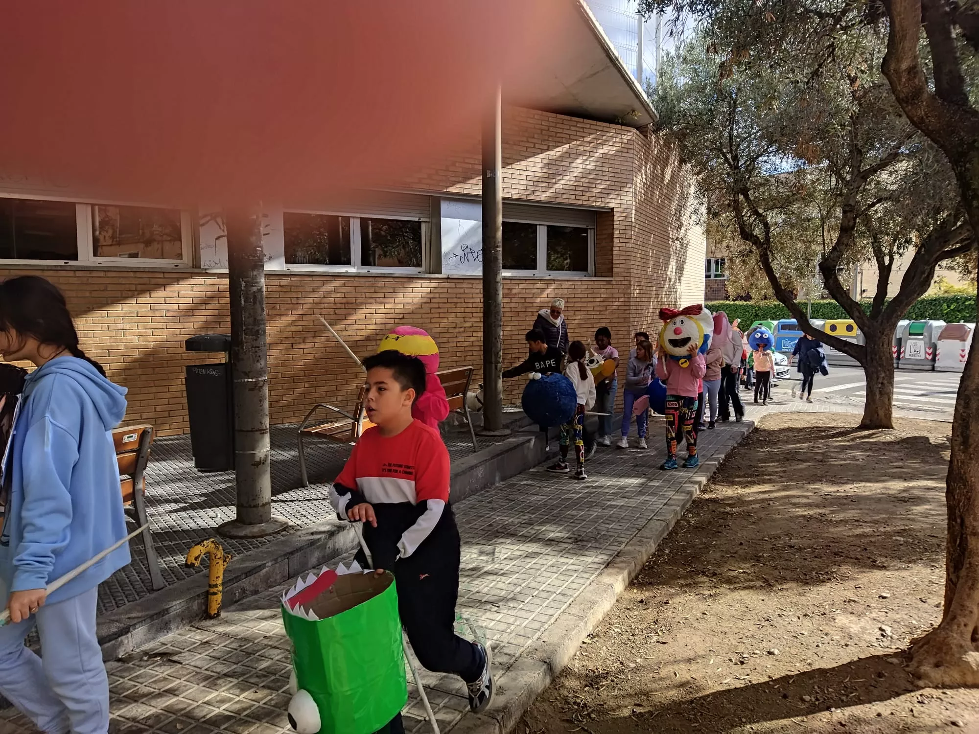 Desfile de los alumnos del Sancho Ramírez con sus propios cabezudos.
