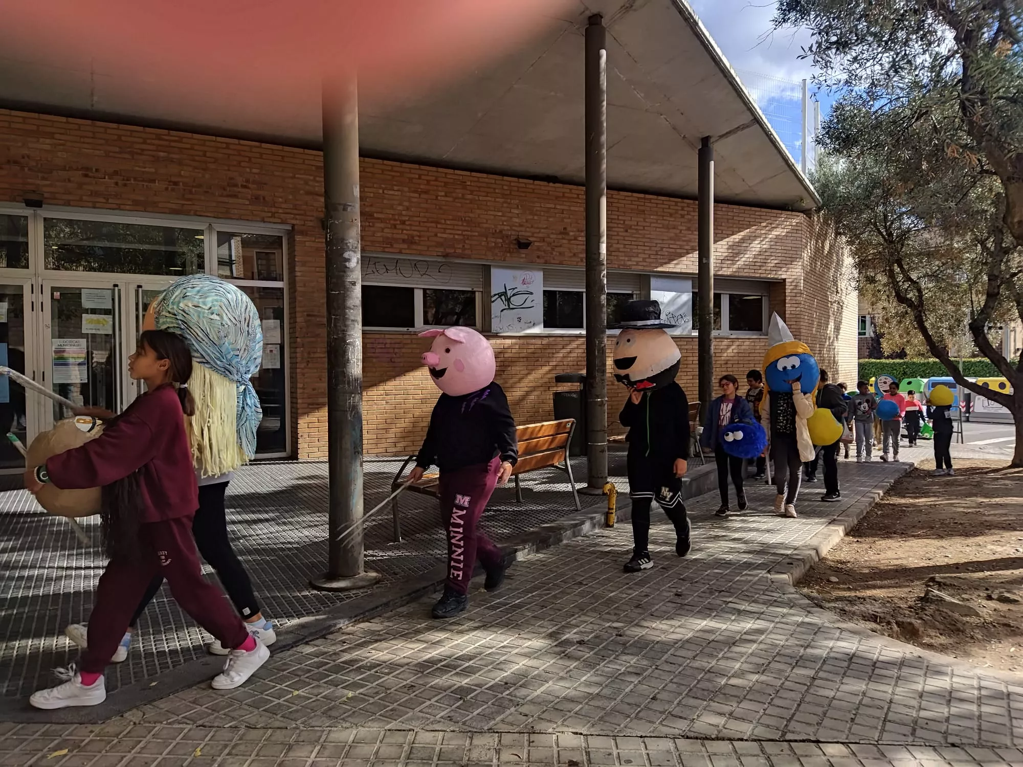 Desfile de los alumnos del Sancho Ramírez con sus propios cabezudos.