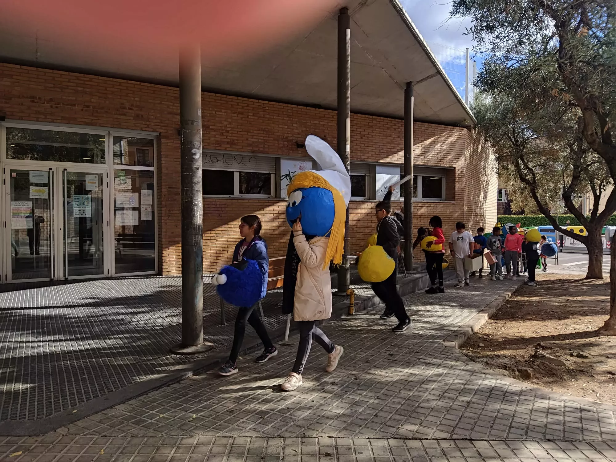 Desfile de los alumnos del Sancho Ramírez con sus propios cabezudos.