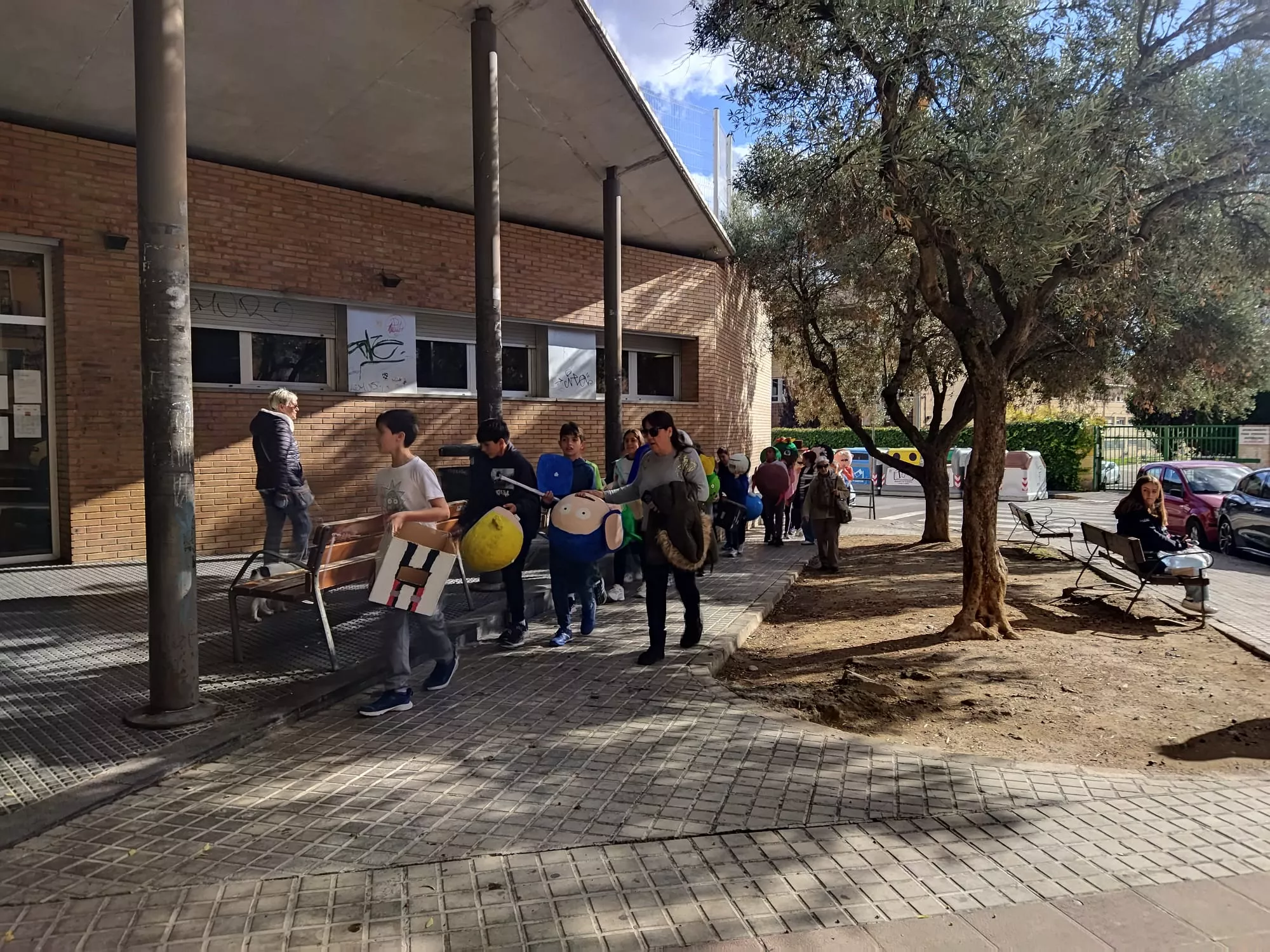Desfile de los alumnos del Sancho Ramírez con sus propios cabezudos.
