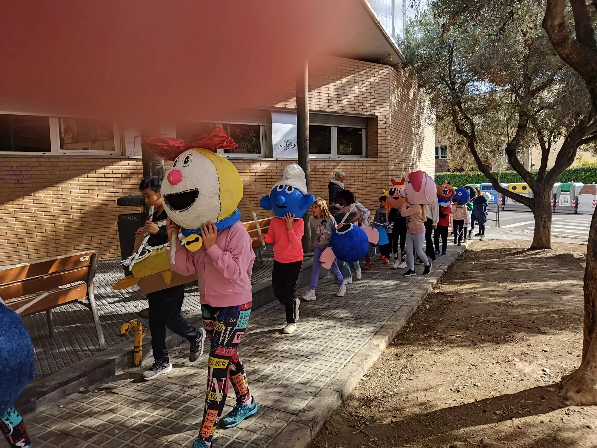 Desfile de los alumnos del Sancho Ramírez con sus propios cabezudos.
