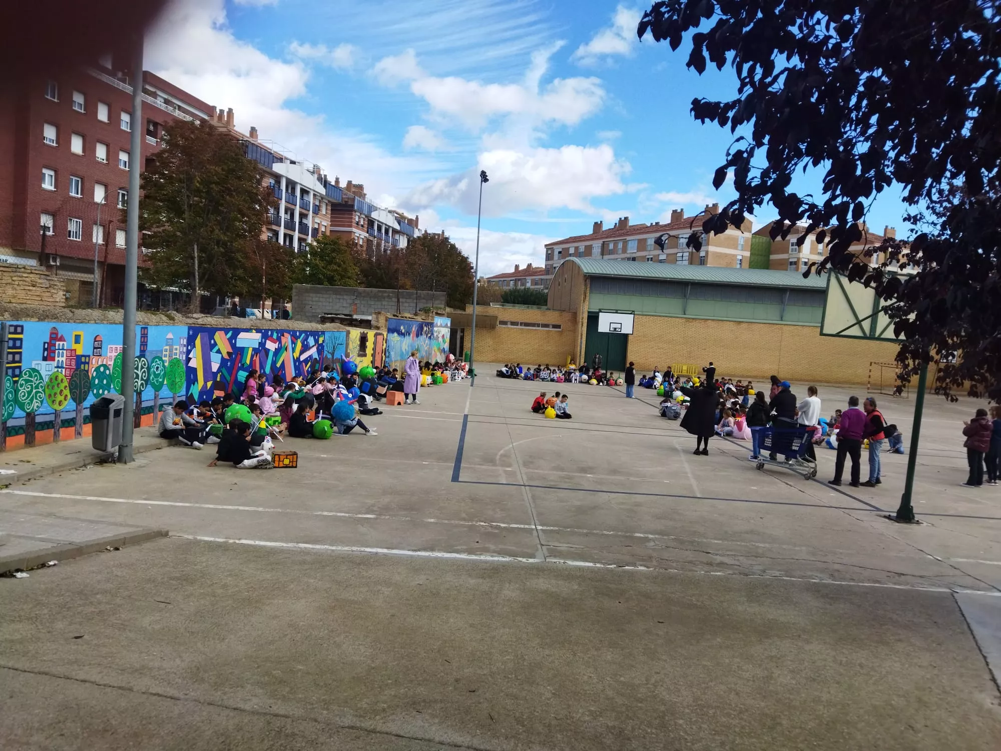 Desfile de los alumnos del Sancho Ramírez con sus propios cabezudos.