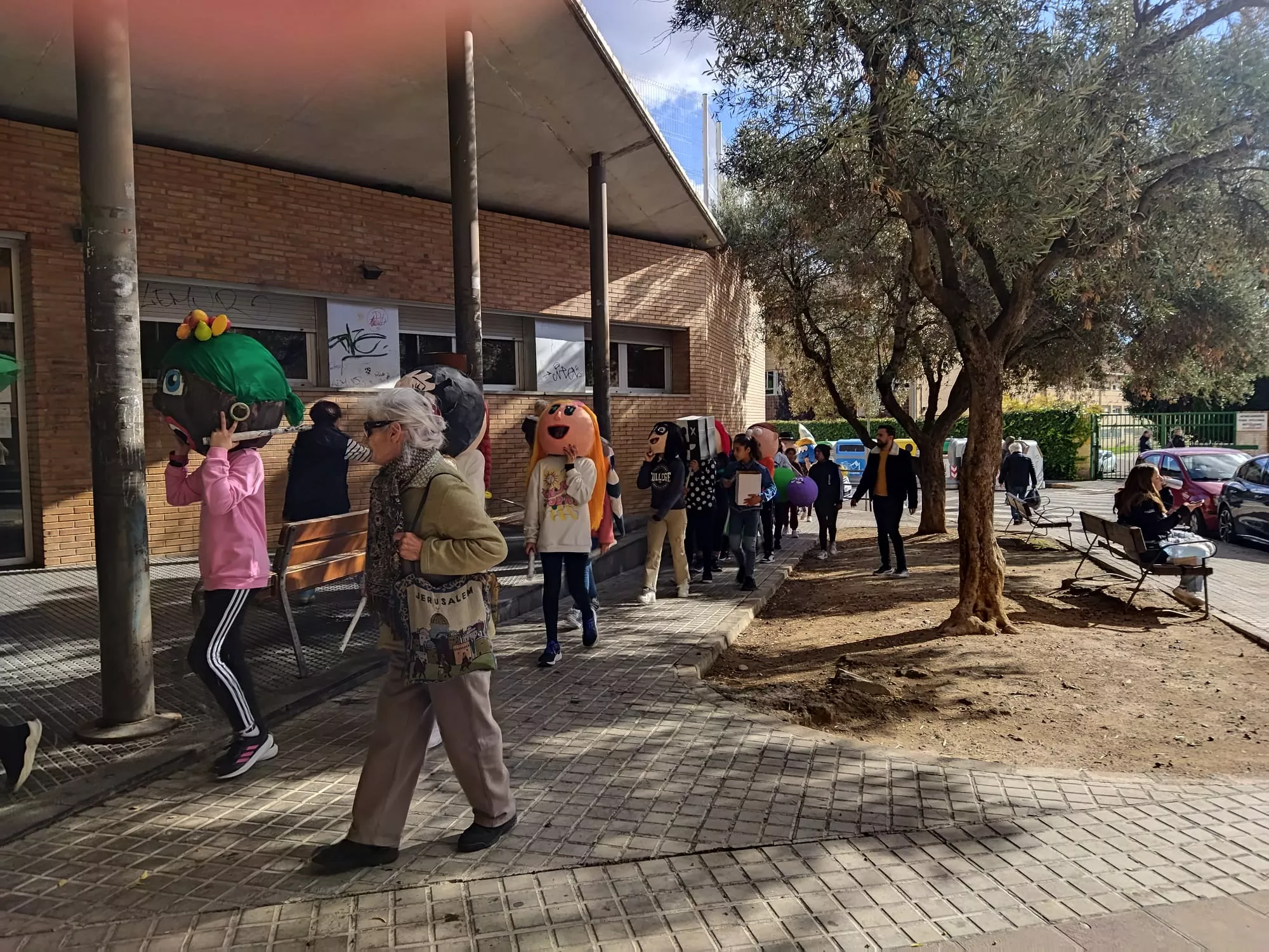 Desfile de los alumnos del Sancho Ramírez con sus propios cabezudos.