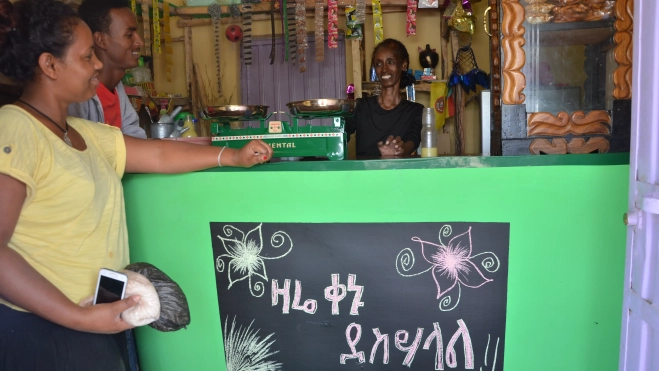 Tienda de barrio abierta en 2017