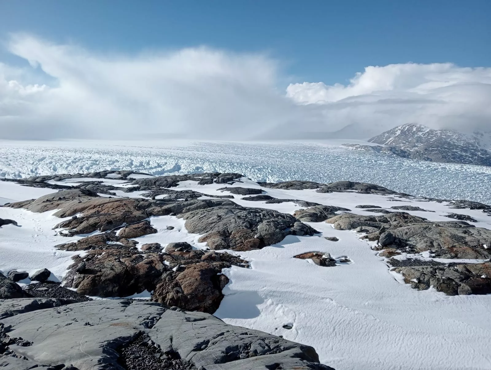 Primer contacto con el Campo de Hielo Sur. Amanecer en el CHS 