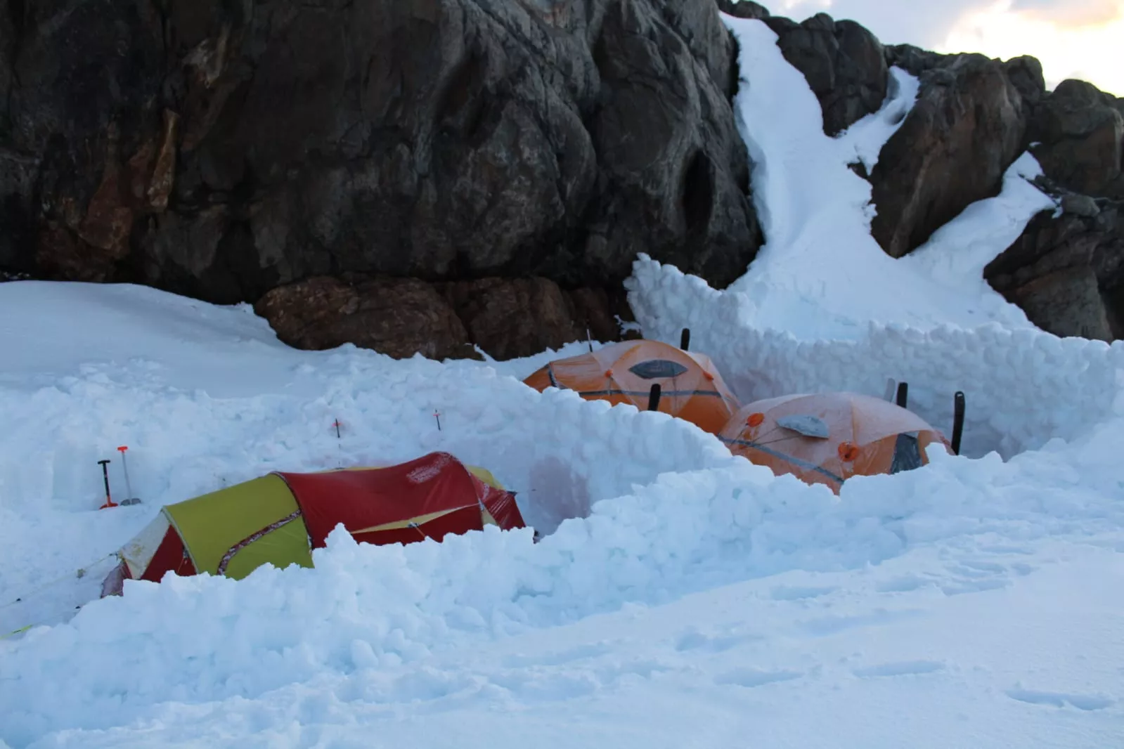 Primer contacto con el Campo de Hielo Sur. Muros de hielo para proteger el vivac 