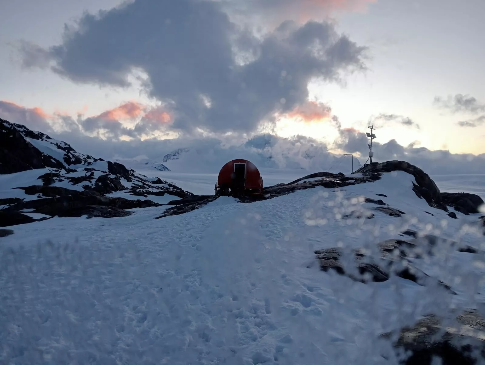 Primer contacto con el Campo de Hielo Sur. Refugios DGA