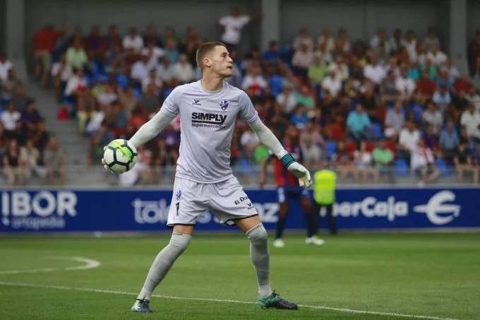 Álex Remiro en un partido con el Huesca en El Alcoraz.