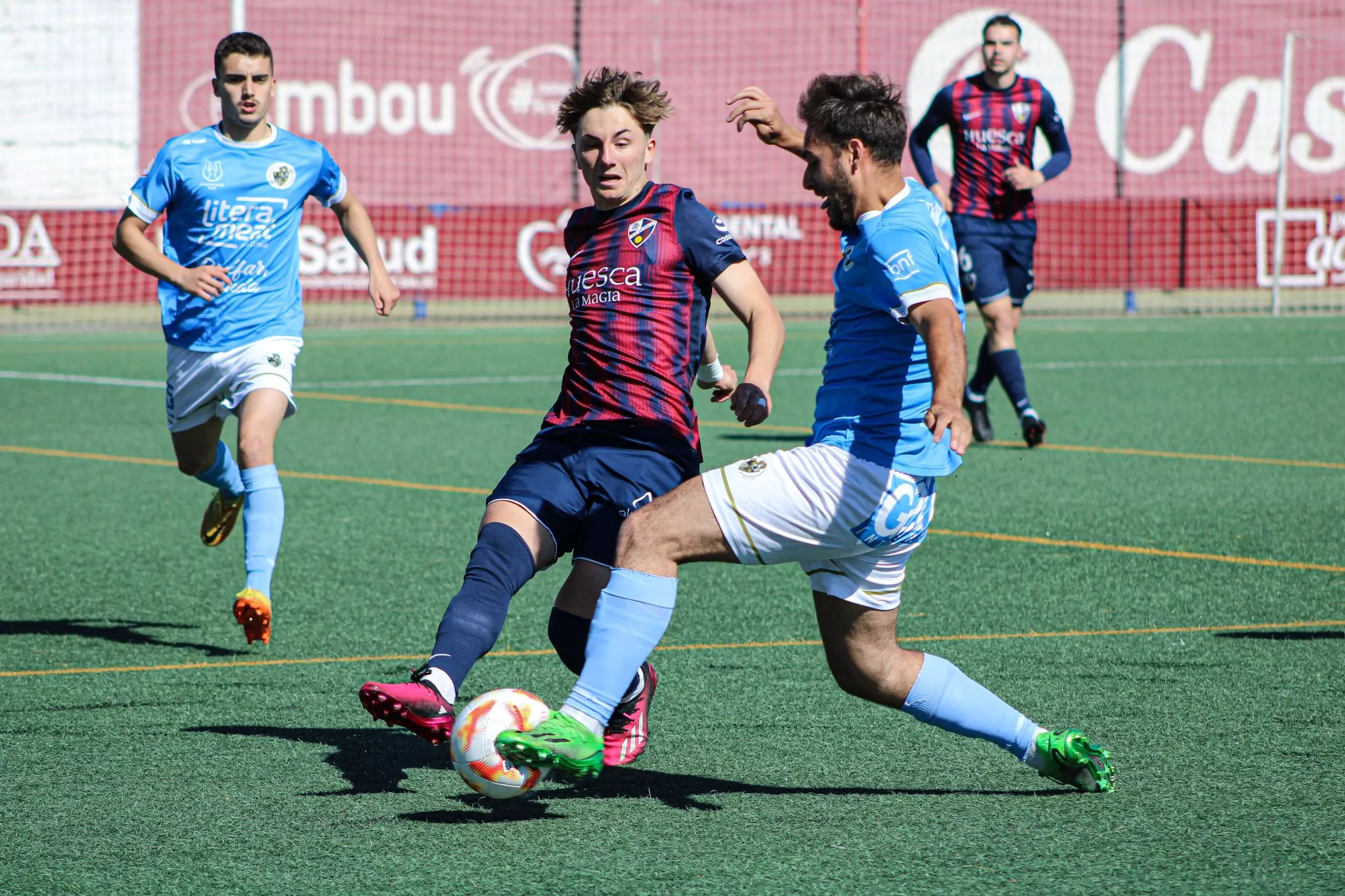 Un momento del Huesca B-Binéfar del curso pasado. En la imagen, Manu Rico lucha por un balón ante un jugador celeste. Foto: @cdbinefar