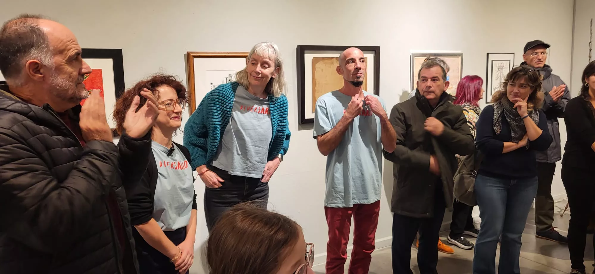 Alejandro Santolaria se dirige a los presentes junto a Marta Peña y Elena Gómez.