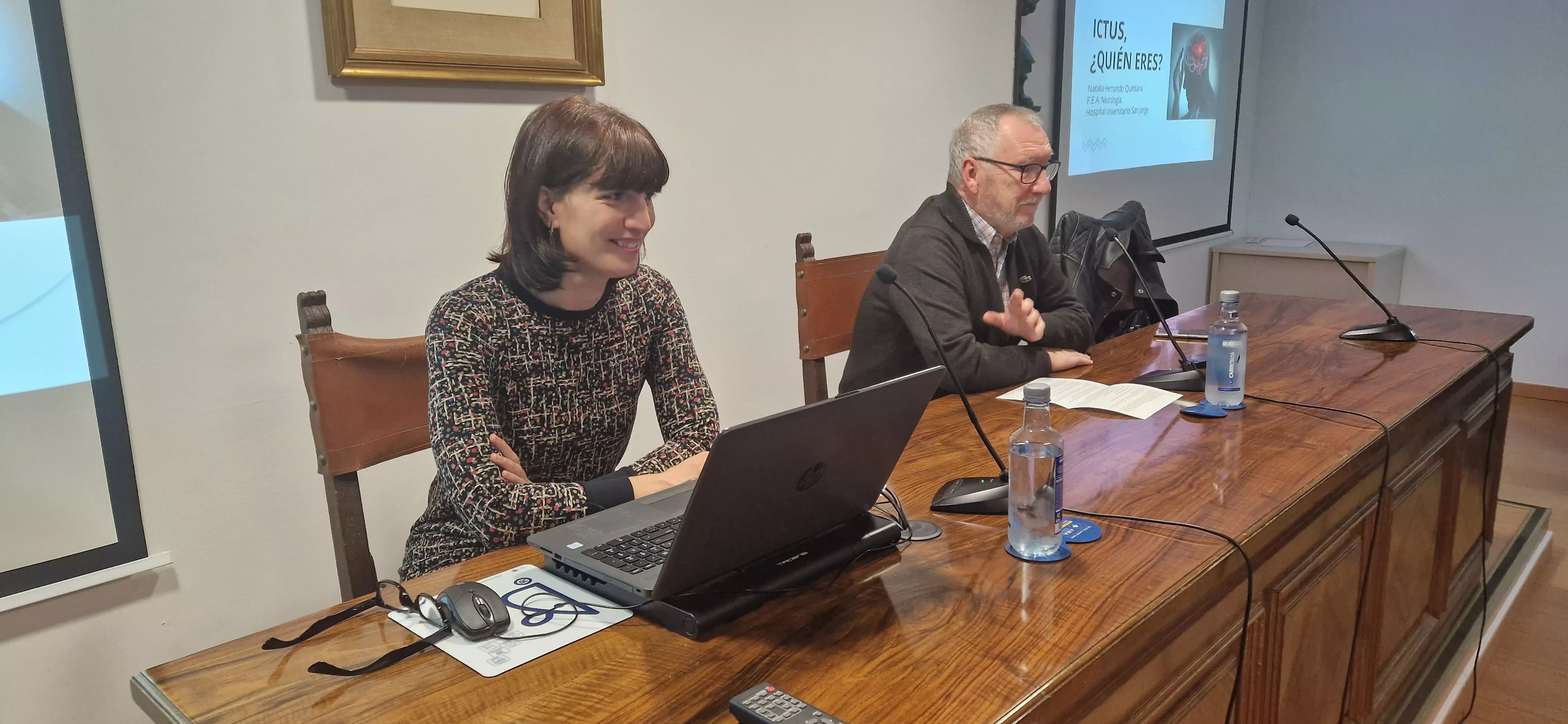 Natalia Hernando, impartiendo la charla sobre el ictus. Foto Myriam Martínez