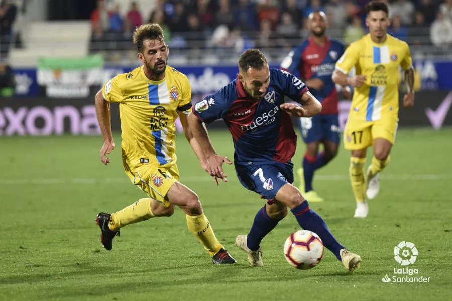 Ferreiro, jugador del Huesca, conduce un balón en el Huesca 0-2 Espanyol de 2018.