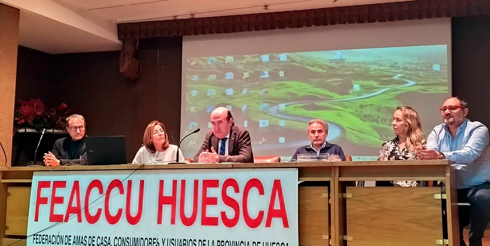 Representantes de la organización de las Jornadas de Tratamiento del Dolor junto al director general y a la conferenciante María Dolores Rodrigoi Representantes de la organización de las Jornadas de Tratamiento del Dolor junto al director general y a la conferenciante María Dolores Rodrigoi