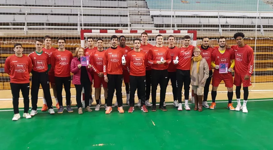 La plantilla de Bada, con Rosa Tenas y Lucía González de Asís en la XI edición de iluminar virtualmente el mundo