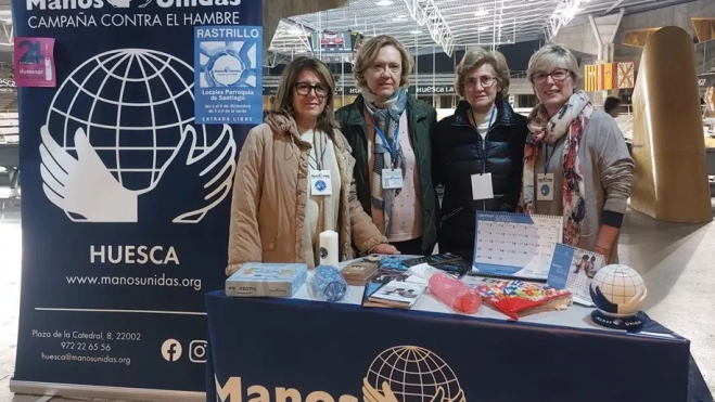 Representación de Manos Unidas en la mesa informativa del Bada Ademar León Representación de Manos Unidas en la mesa informativa del Bada Ademar León