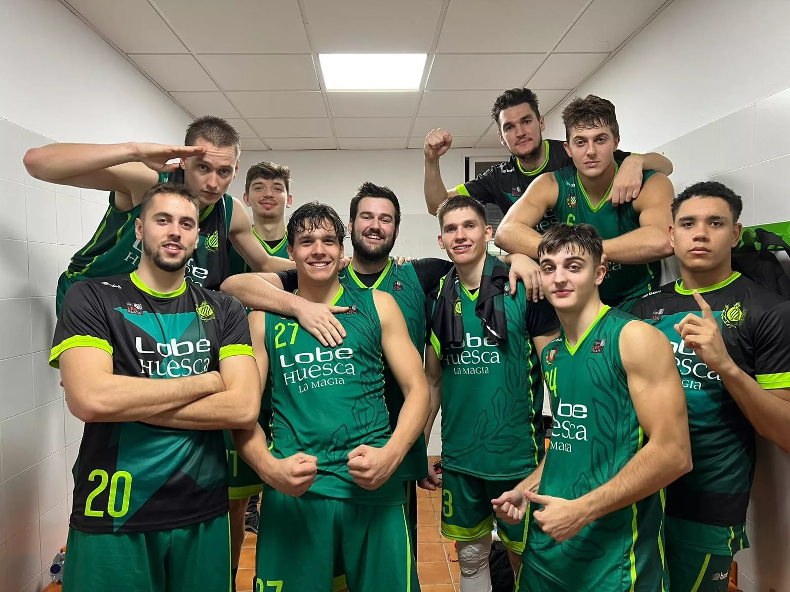 Los jugadores de Lobe Huesca La Magia celebran la victoria ante Morón.
