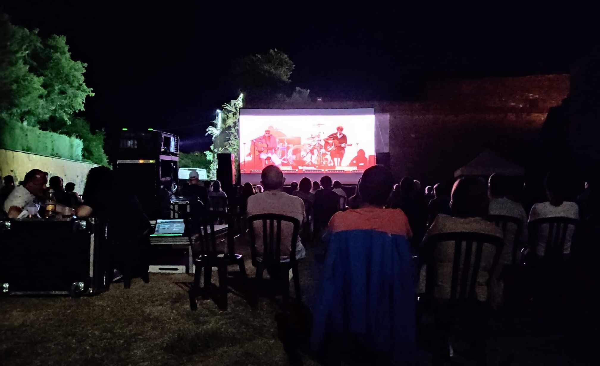 Proyección en un pueblo del Sobrarbe en "Espiello baixo as estrellas"